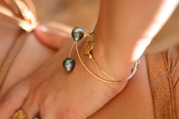 Un poignet avec un bracelet