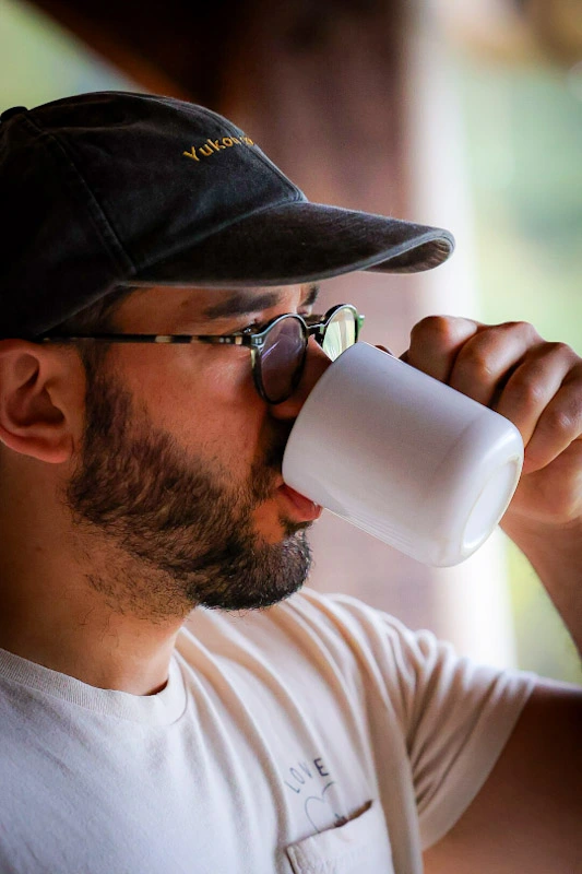 Quelqu'un qui boit un café